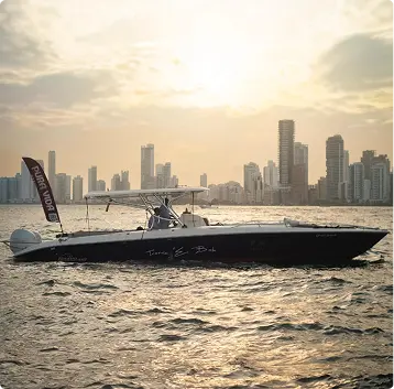 Tour por la bahía de Cartagena con Pura Vida durante el atardecer